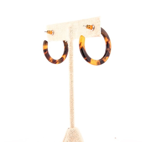 MINIMALIST TORTOISE Resin Hoop Earrings - Picture 6 of 8